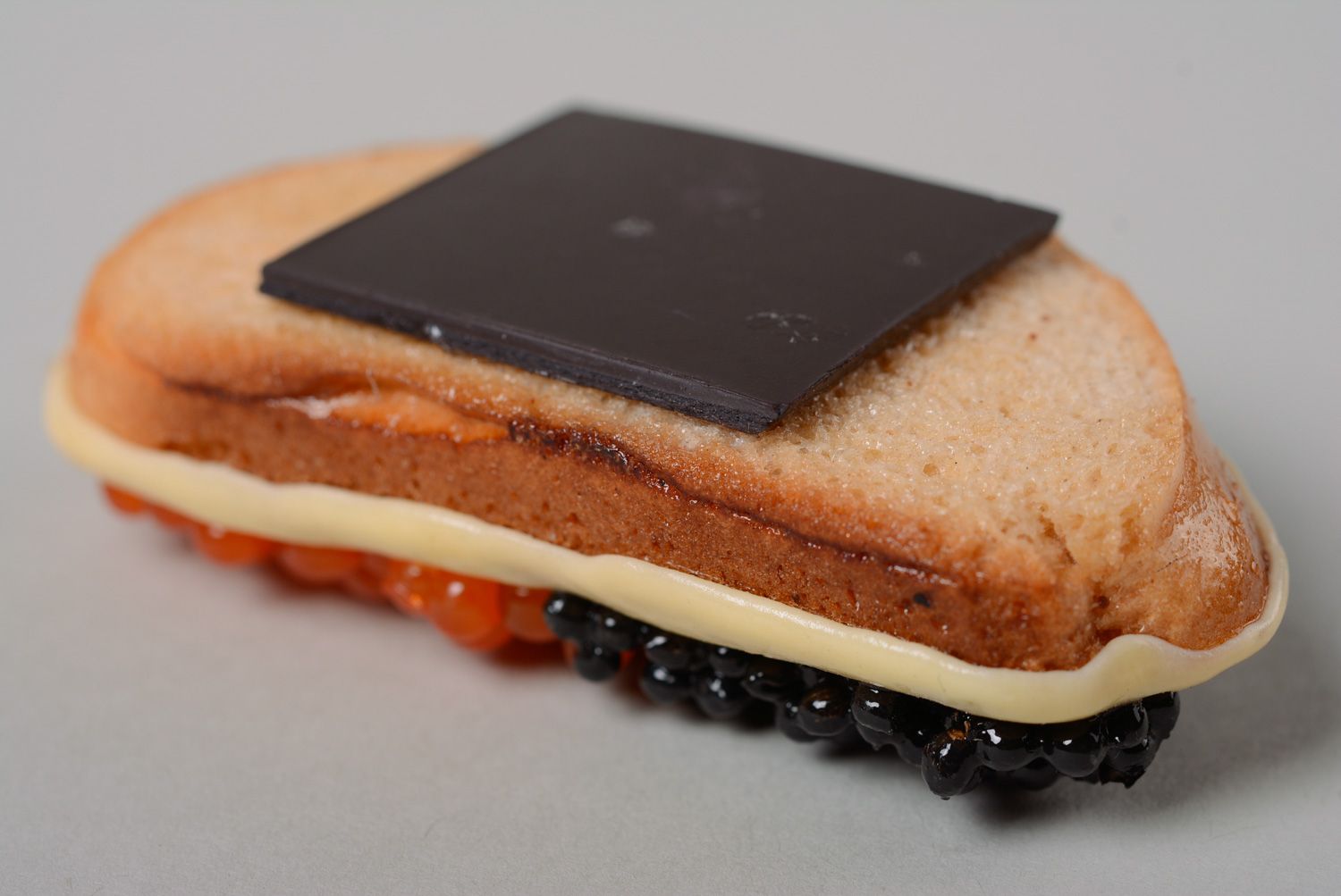 Магнит на холодильник в виде бутерброда с икрой из полимерной глины фото 2