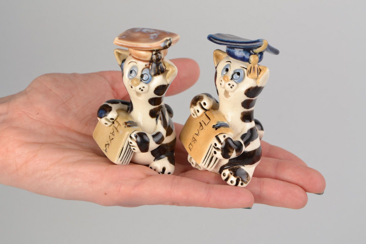 Ensemble de figurines décoratives faites main Chats en bonnets carrés 2 pièces photo 2