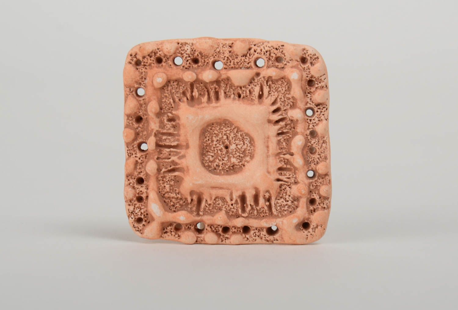 Pendentif en argile carré fait main apprêt pour bijou design en relief photo 2