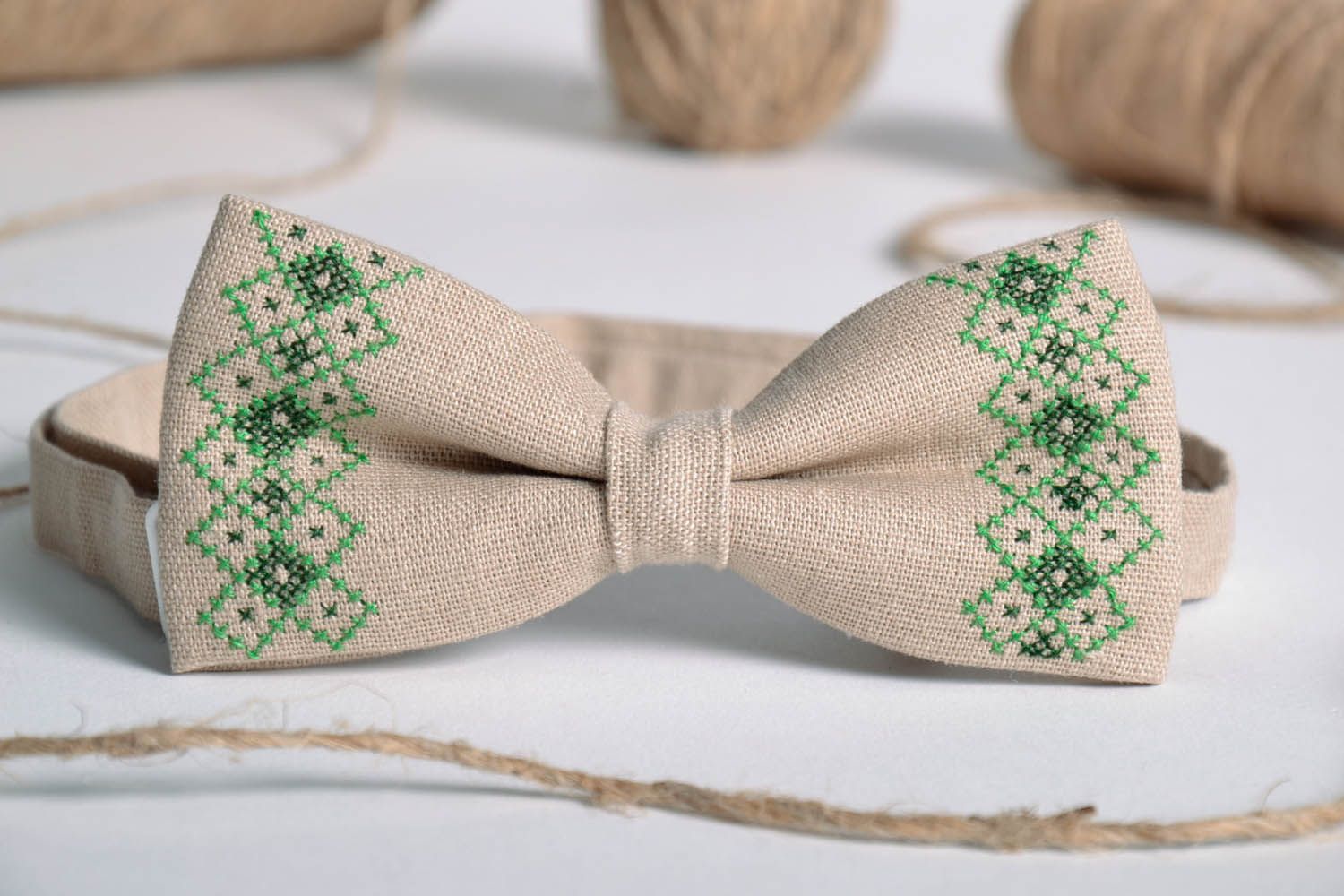 Embroidered bow tie photo 1