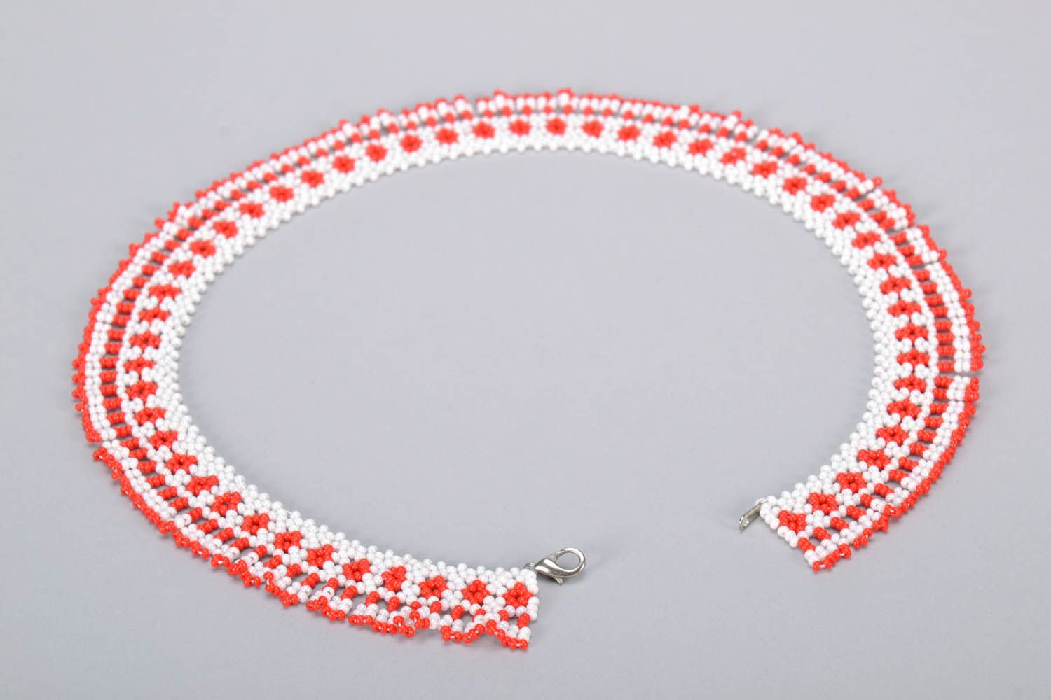 White and red beaded necklace photo 3