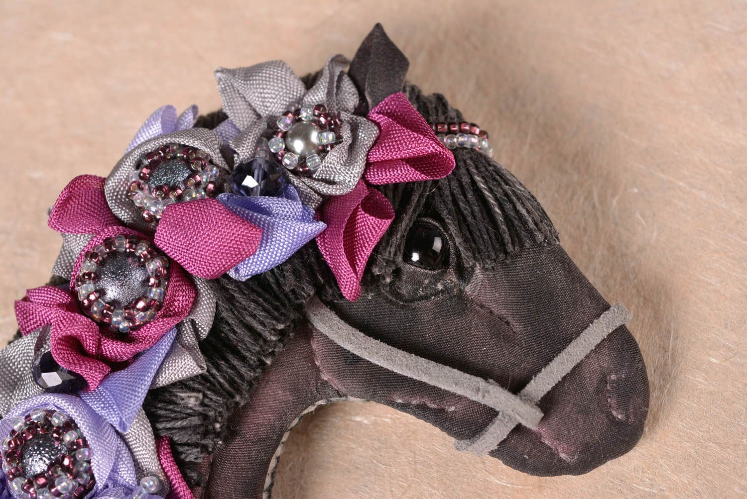 Broche cheval Bijou fait main tissus couleurs foncées Accessoire femme original photo 2