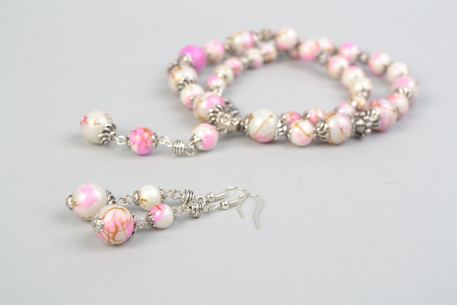 Boucles d'oreilles et collier artisanaux en perles céramiques claires faits main photo 5