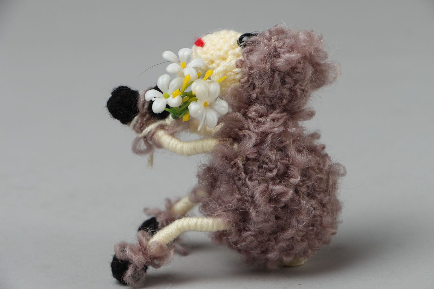 Jouet mou tricoté fait main Brebis avec fleurs photo 2