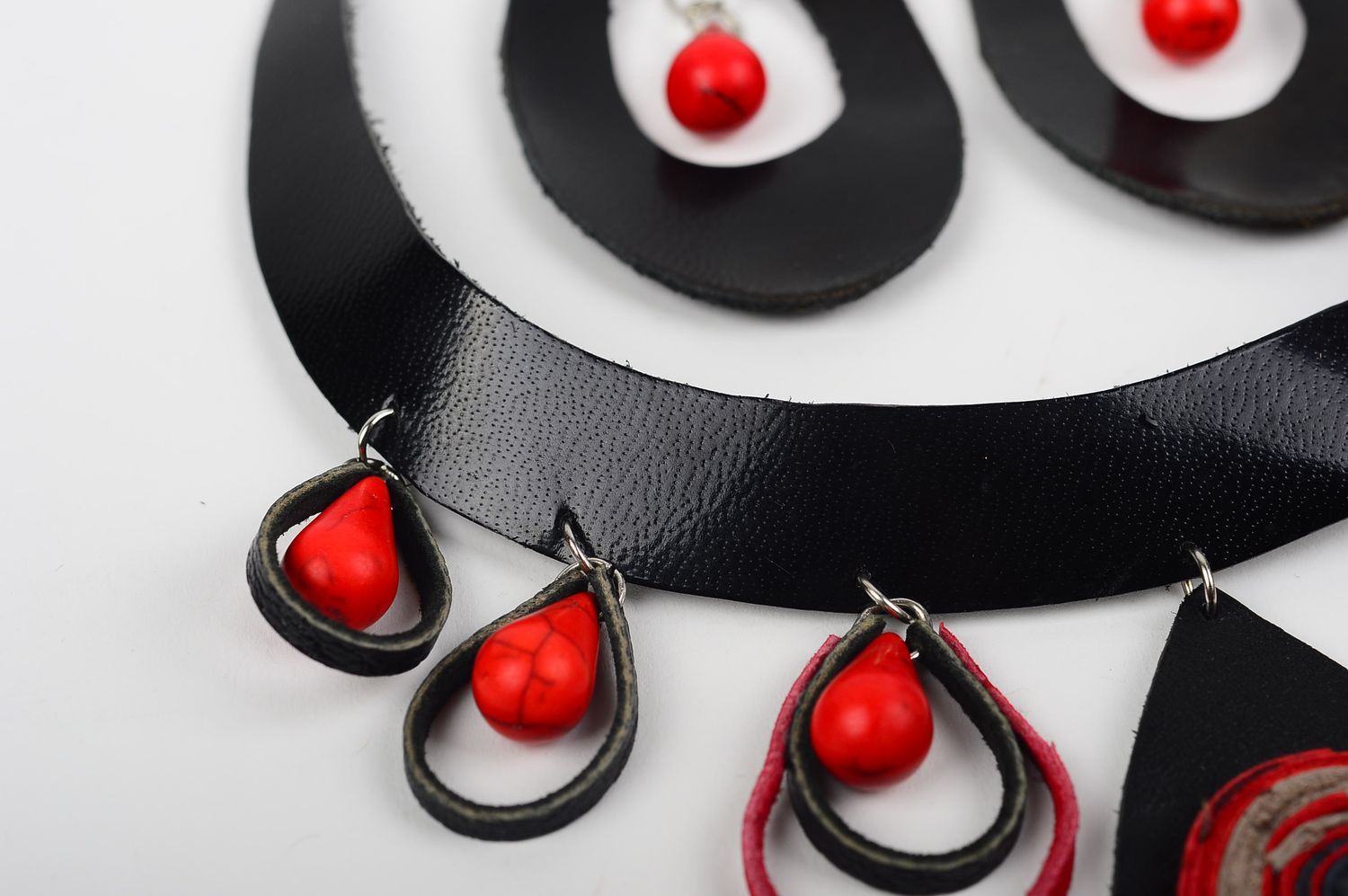 Handmade Leder Schmuck rot schwarzes Schmuck Set runde Ohrringe Damen Collier foto 4