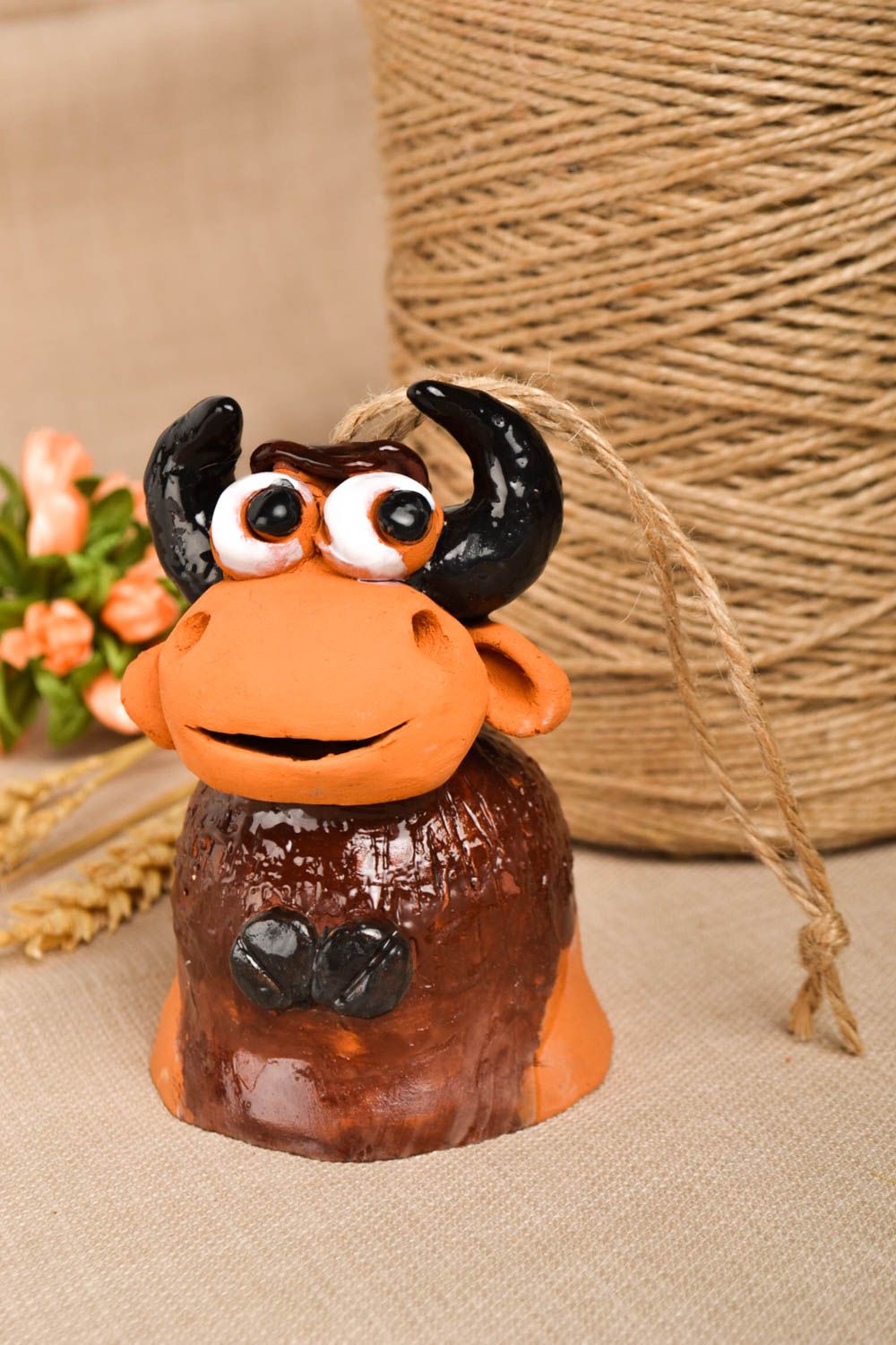Figurina in ceramica fatta a mano souvenir mucca in terracotta origianale foto 1