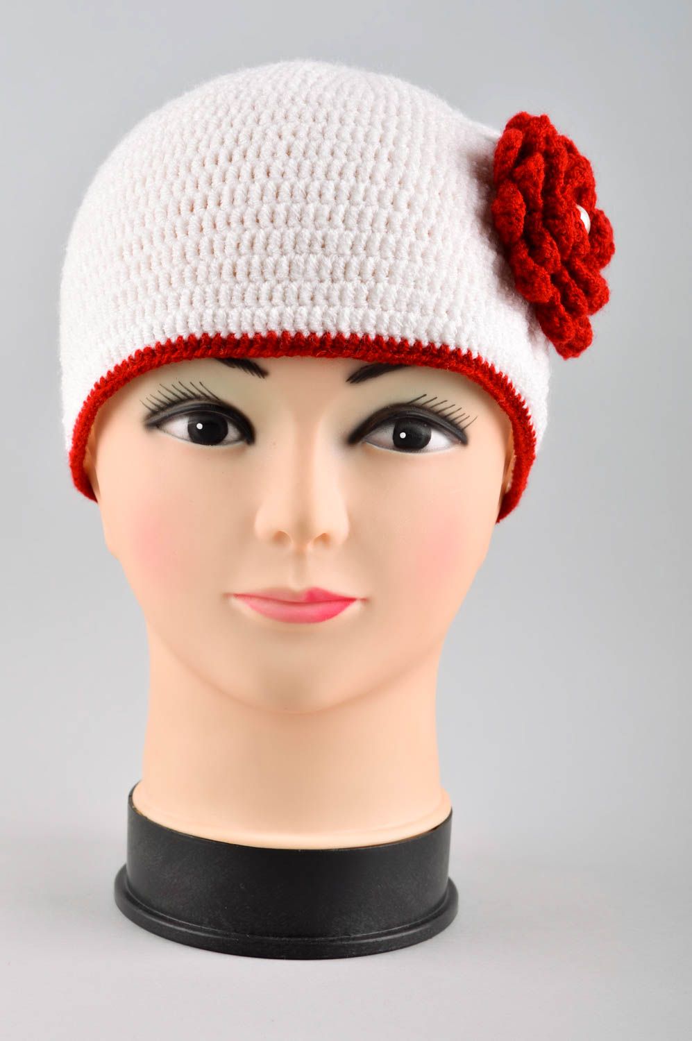 Шапка для девочки хэнд мейд вязаная шапка белая зимняя шапка с красным цветком фото 2