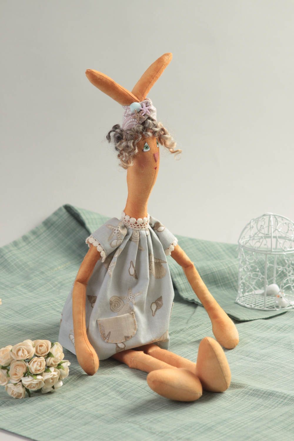 Тканевая игрушка ручной работы небольшая зайка девочка в платье красивая фото 1