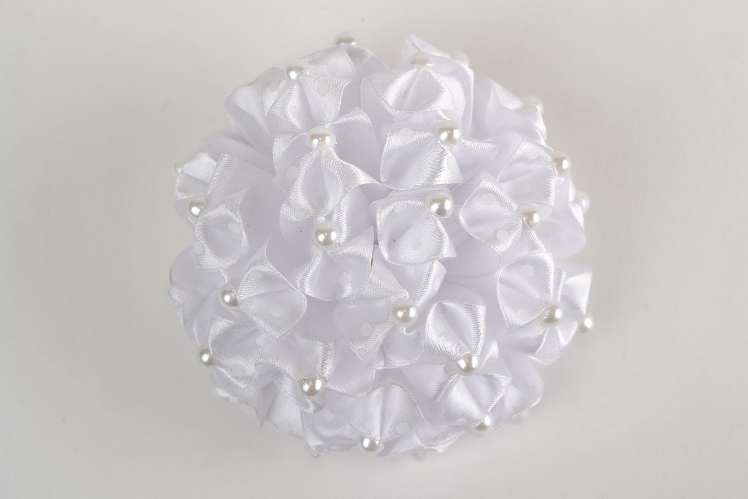 Weißes Haargummi handmade aus Atlasbändern in Kanzashi Technik mit Halbperlen  foto 3