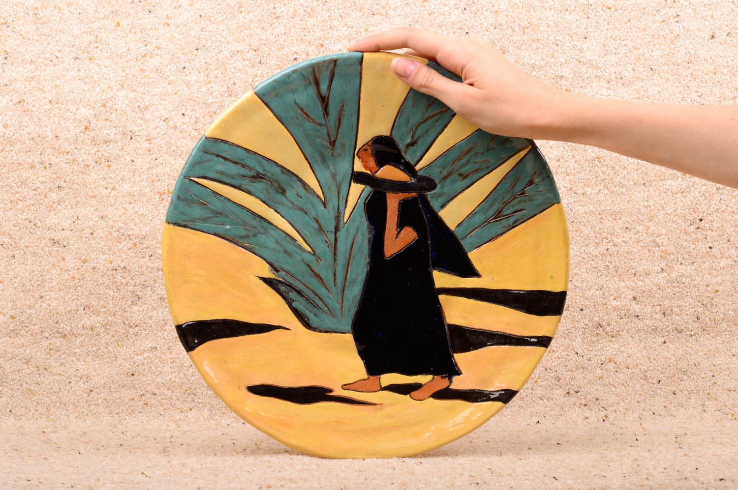 Оригинальная керамическая тарелка расписанная глазурью ручной работы авторская фото 2