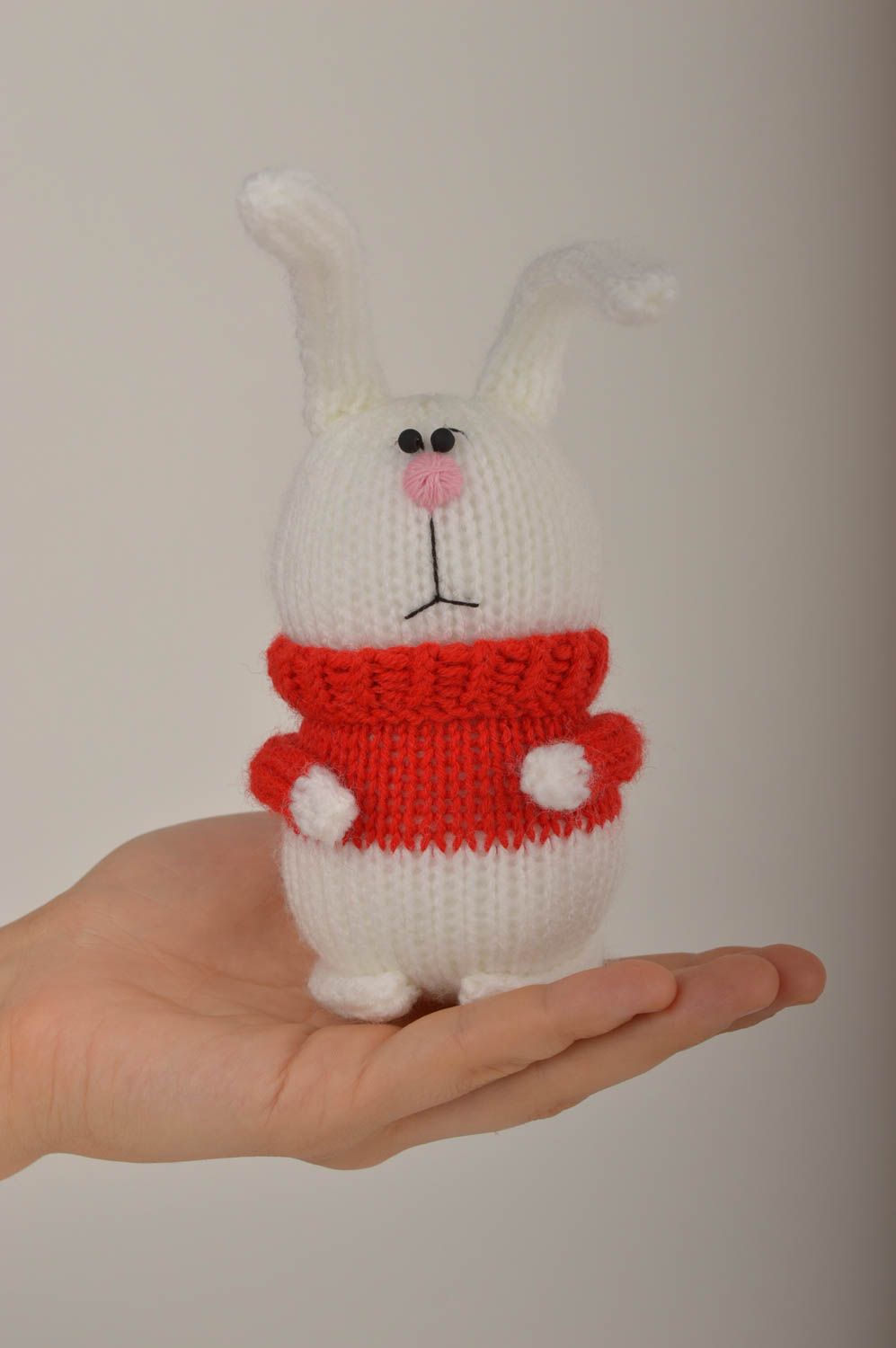 Мягкая игрушка ручной работы игрушка заяц в красном свитере детская игрушка фото 2