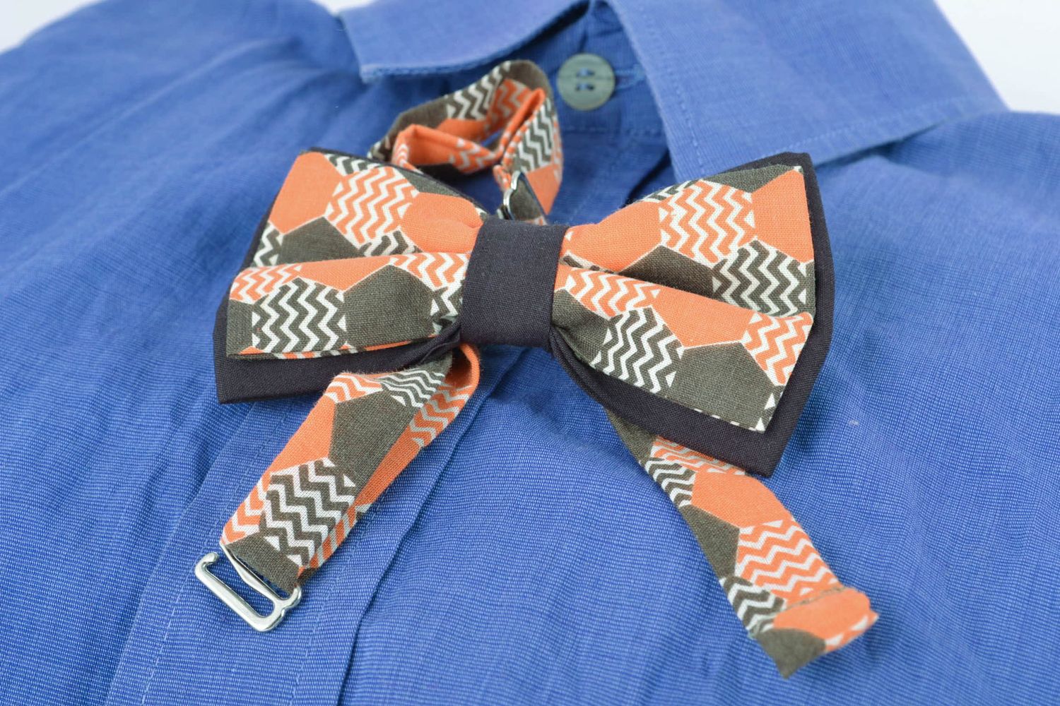 Fabric bow tie of motley coloring photo 1