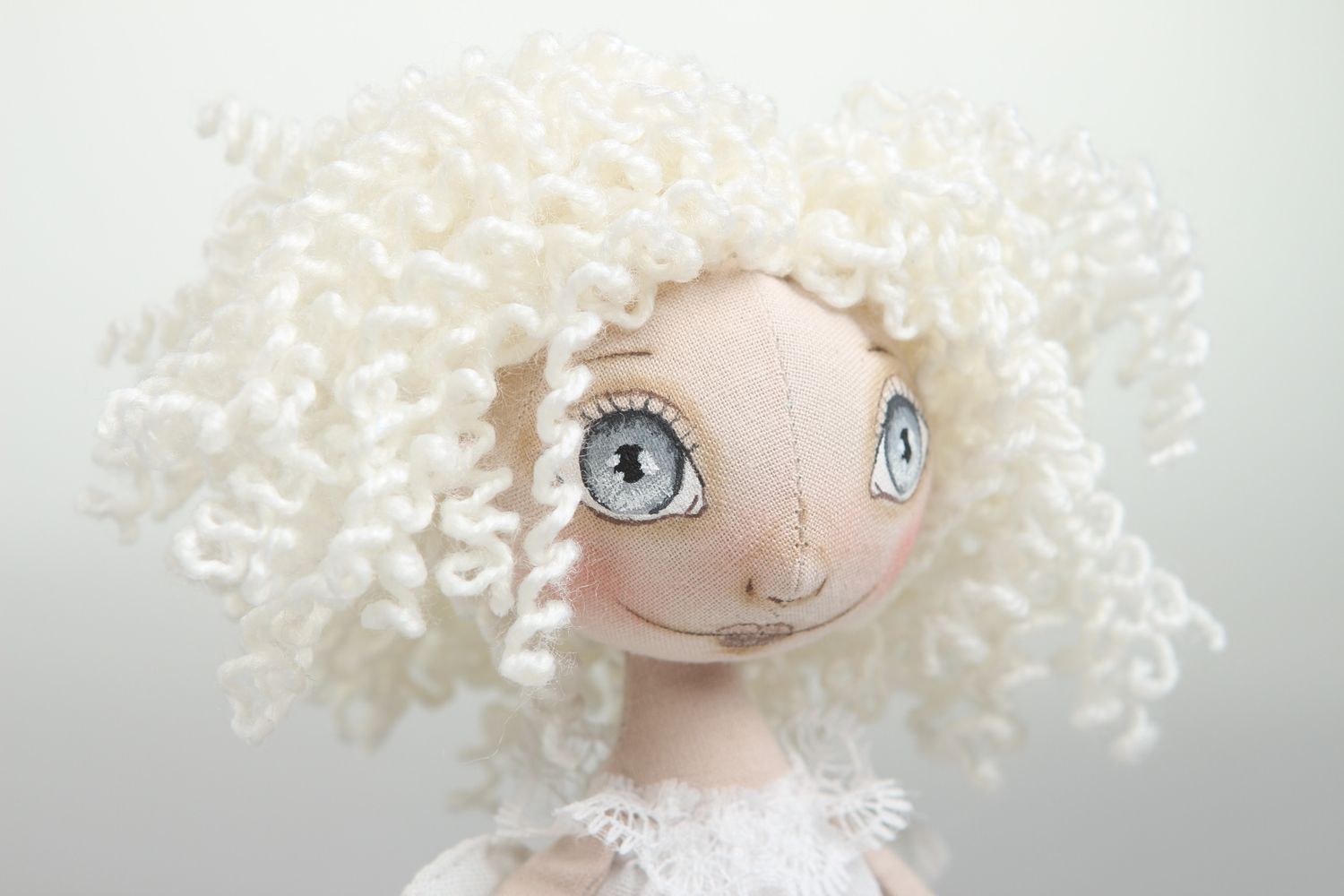 Кукла ручной работы кукла из ткани хлопковая авторская кукла белая декоративная фото 2