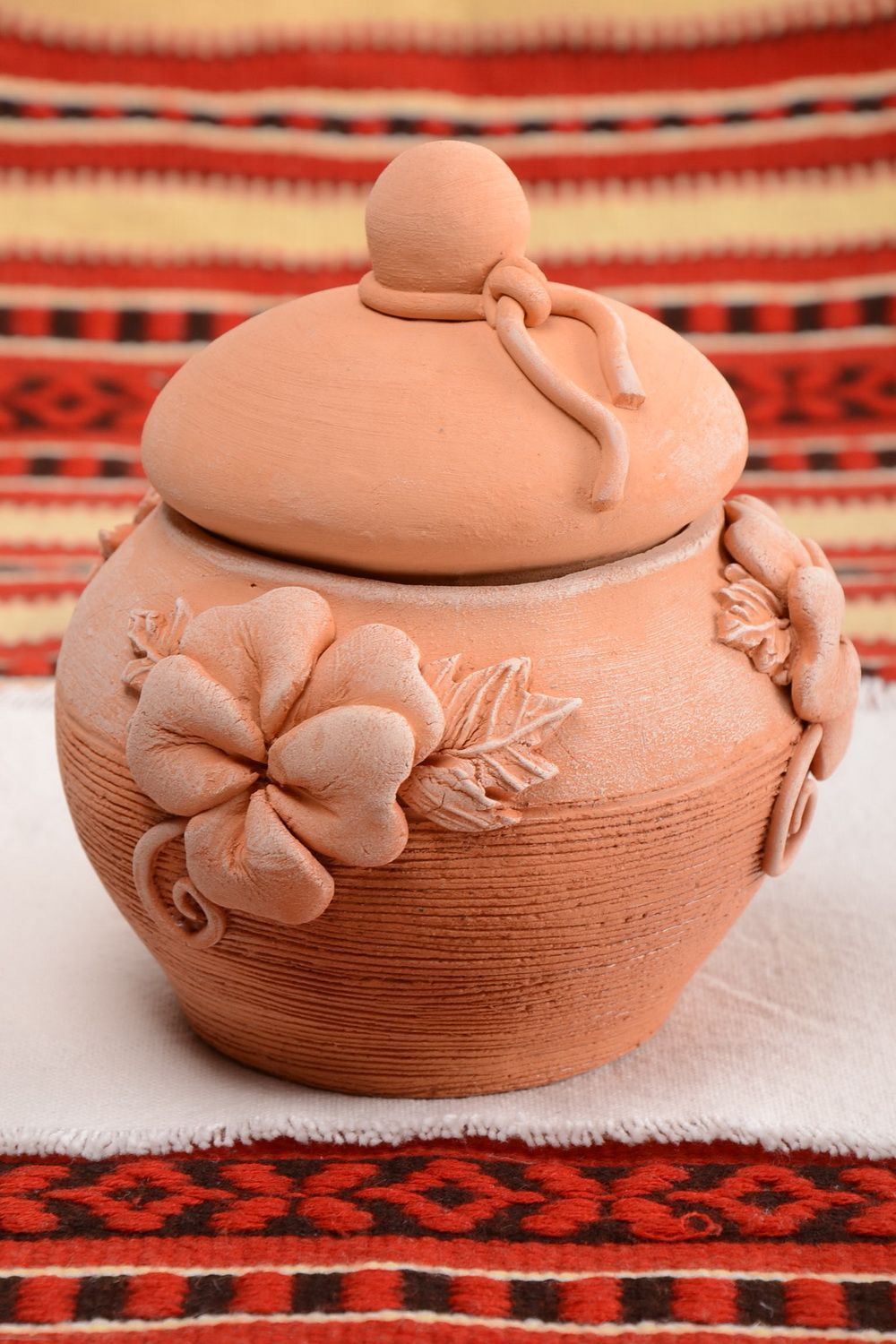 Декоративный глиняный горшок с крышкой авторского дизайна ручной работы фото 1