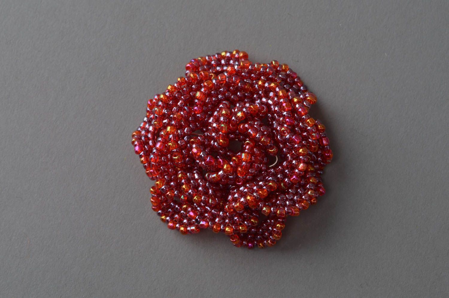 Авторская брошь в виде красного цветка из бисера сплетенная вручную Роза  фото 5