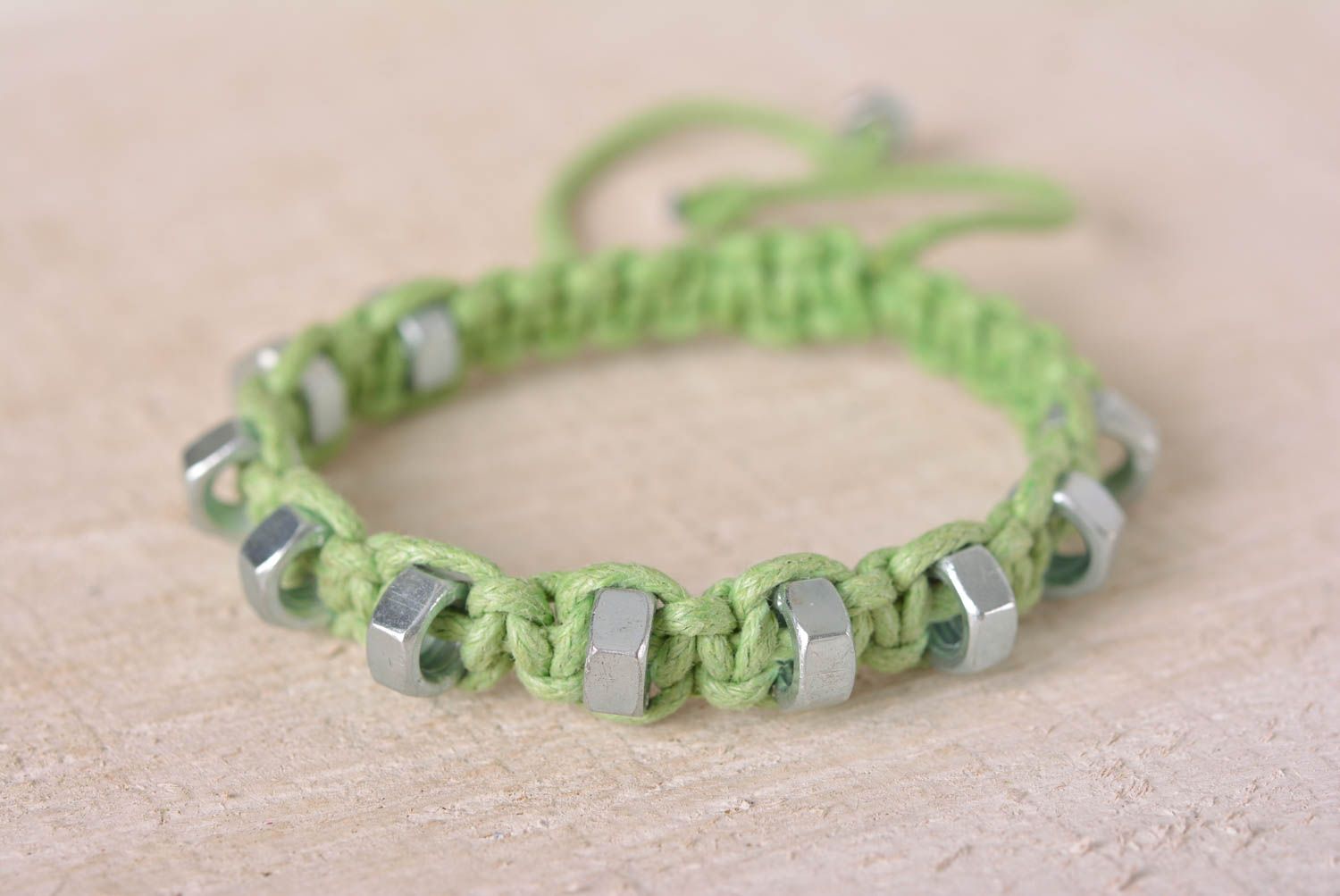 Bracelet original Bijou fait main vert avec écrous en métal Cadeau pour femme photo 1