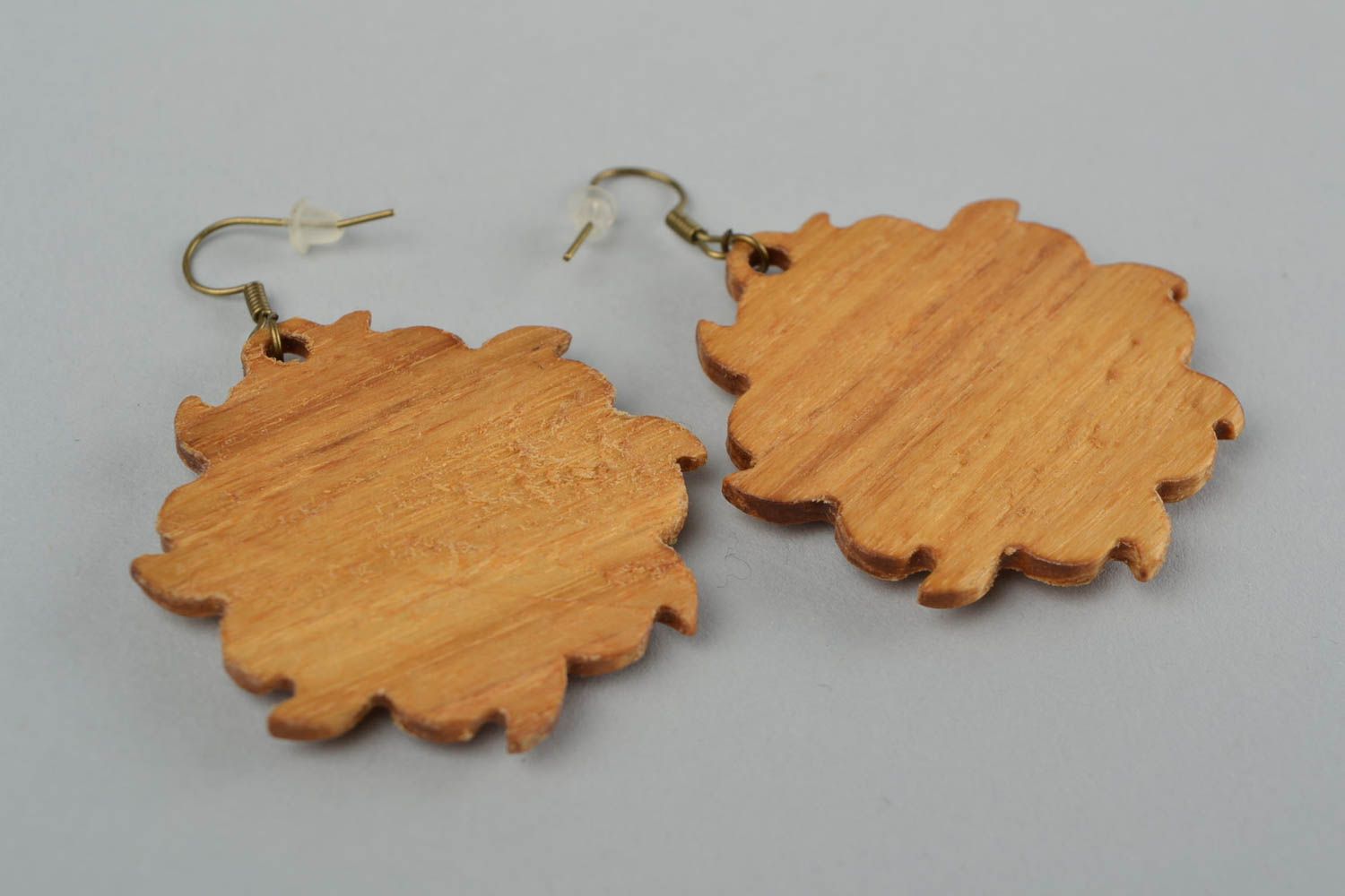 Pendientes hechos a mano originales tallados de madera de aliso artesanales foto 5