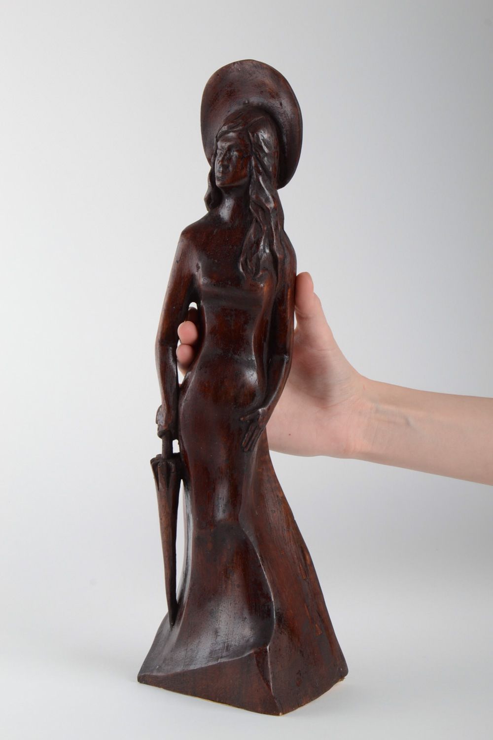 Handmade Statuette aus Holz auf Tisch Junge Dame mit Öko Lack bedeckt Getönt Nett foto 4