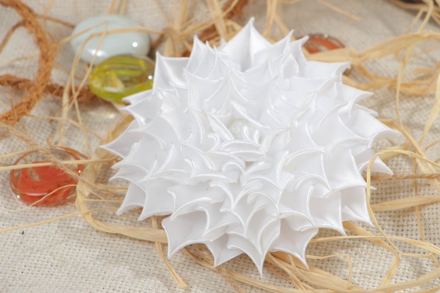 Großer festlicher weißer handgemachter Haargummi mit Blume aus Atlasbändern für Damen foto 1
