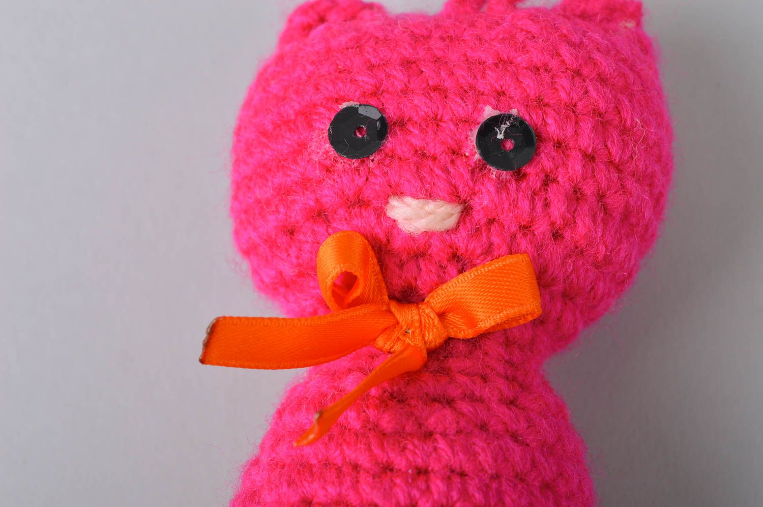 Peluche à suspendre chat tricotée au crochet rose faite main originale photo 3