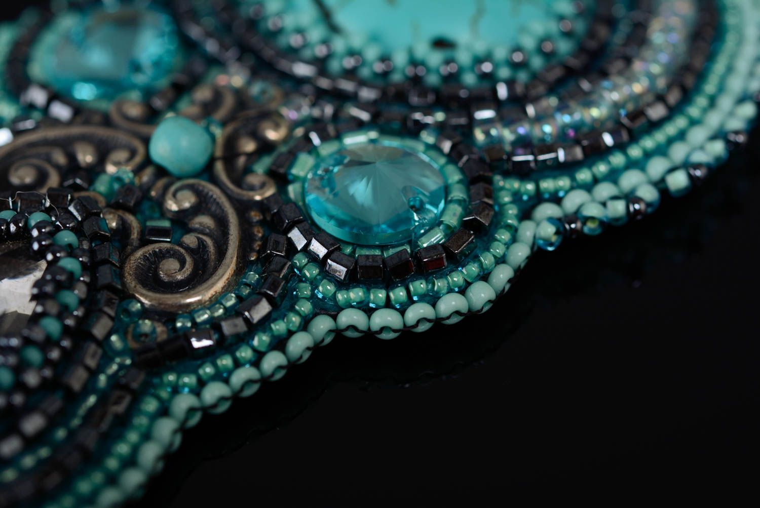 Long collier en perles de rocaille howlite et strass fait main bleu original photo 3