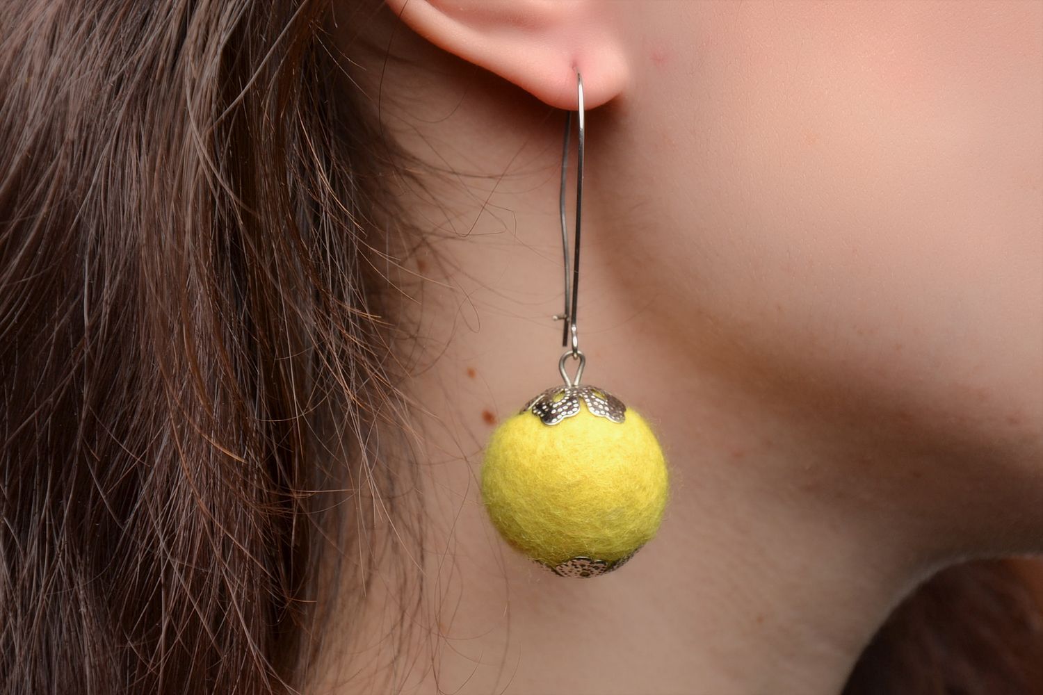 Gelbe Ohrringe aus Wolle mit einer Schließe  foto 2