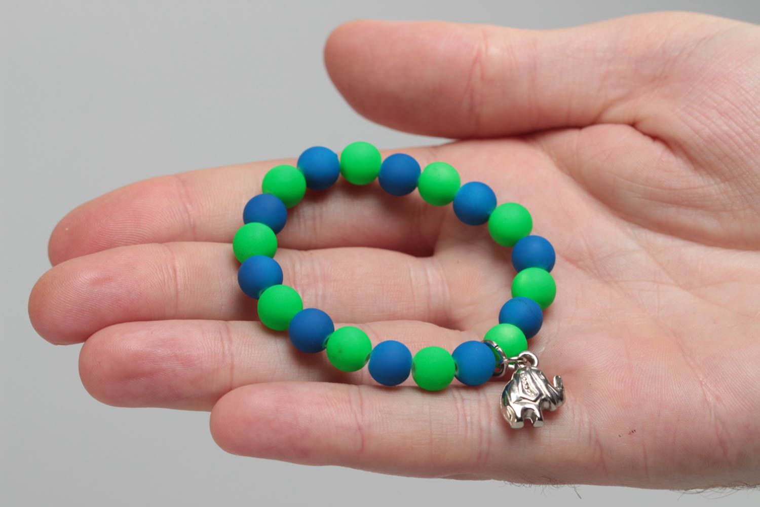 Браслет на руку из бусин с подвеской слоником ручной работы зеленый с синим фото 5