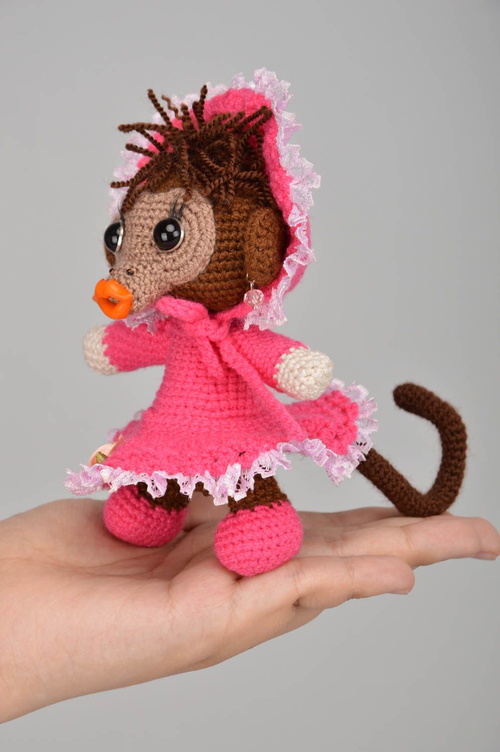 Мягкая вязаная игрушка в виде обезьянки в розовом платьице ручной работы  фото 5