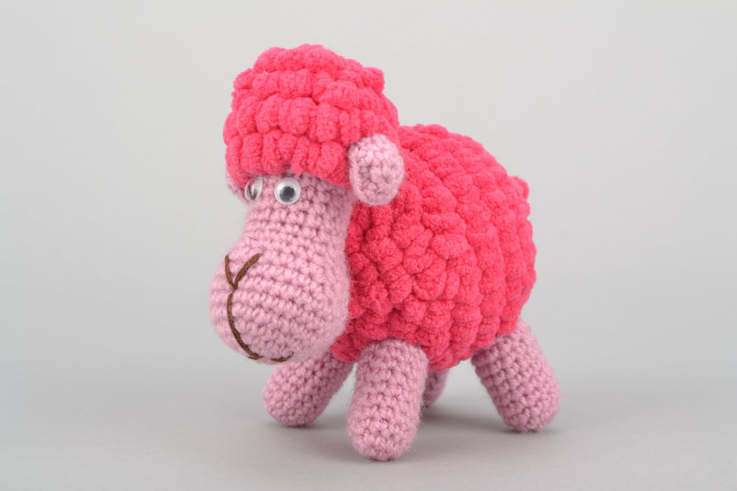 Doudou tricoté à la main Mouton rose  photo 1