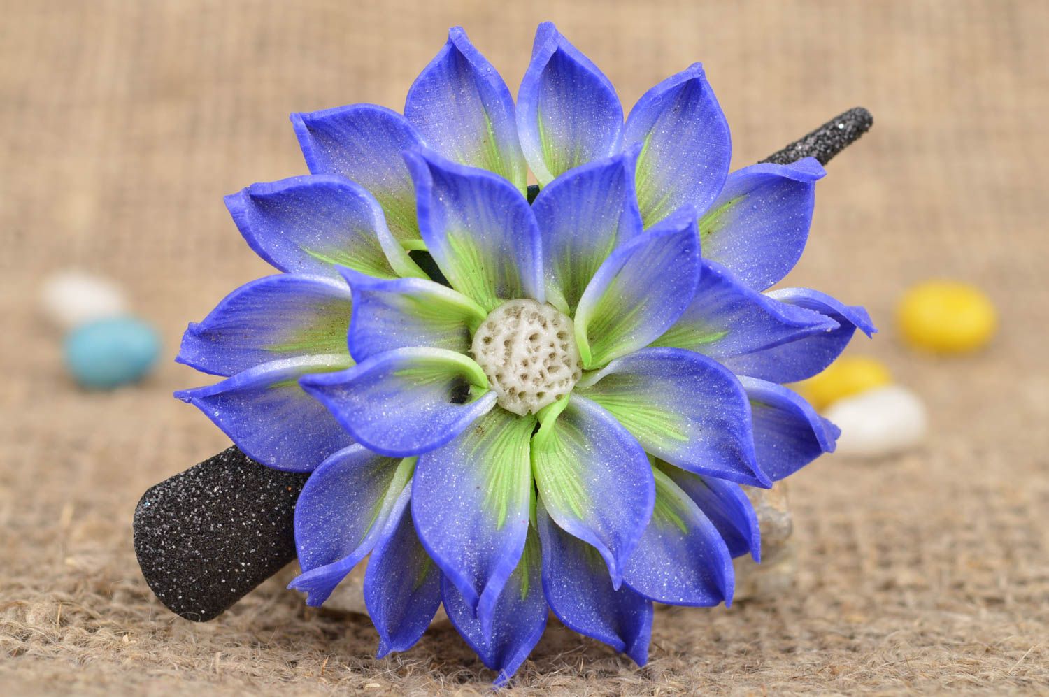 Grande pince à cheveux avec fleur bleue en pâte polymère et métal faite main photo 1