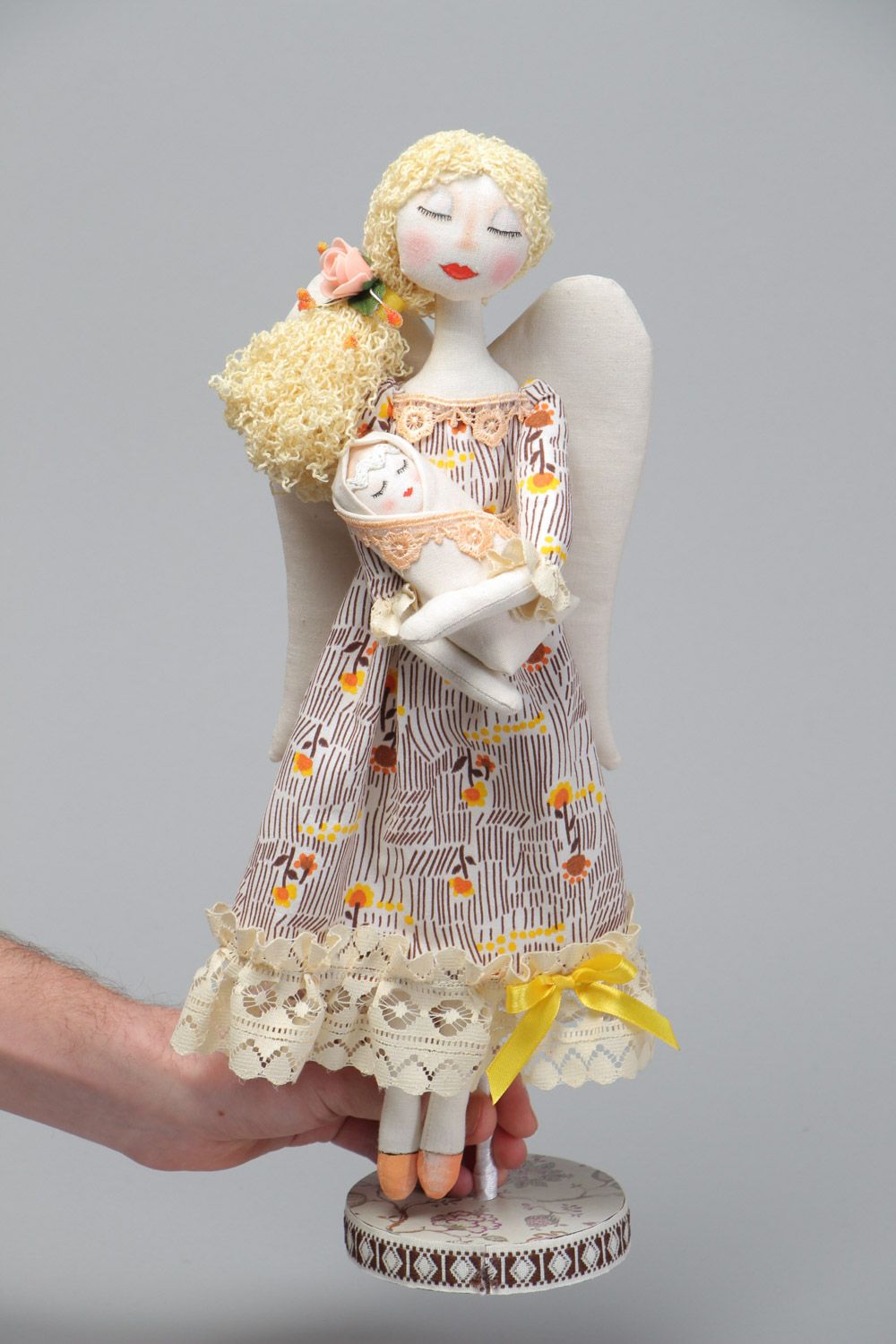 Muñeca artesanal de tela para coleccionar en soporte Ángel con bebé foto 5