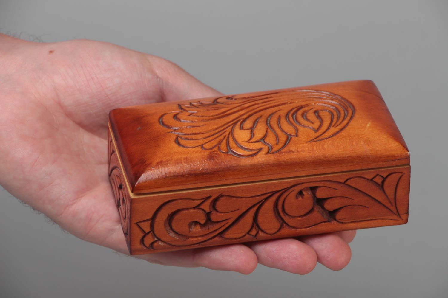Joyero artesanal rectangular tallado de madera con ornamento  foto 4