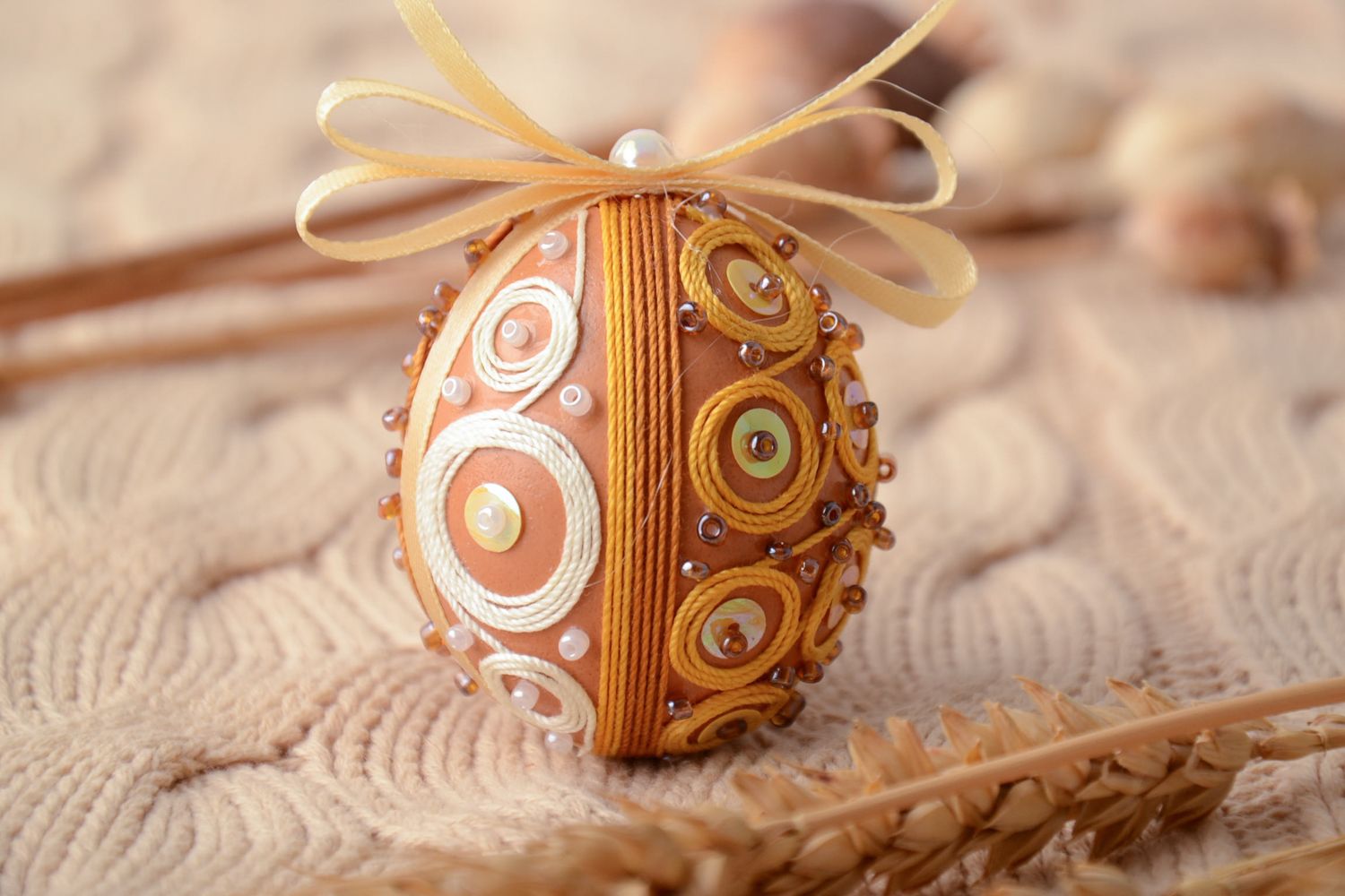 Œuf de Pâques à suspendre fait main avec perles de rocaille et fils pour décoration photo 1
