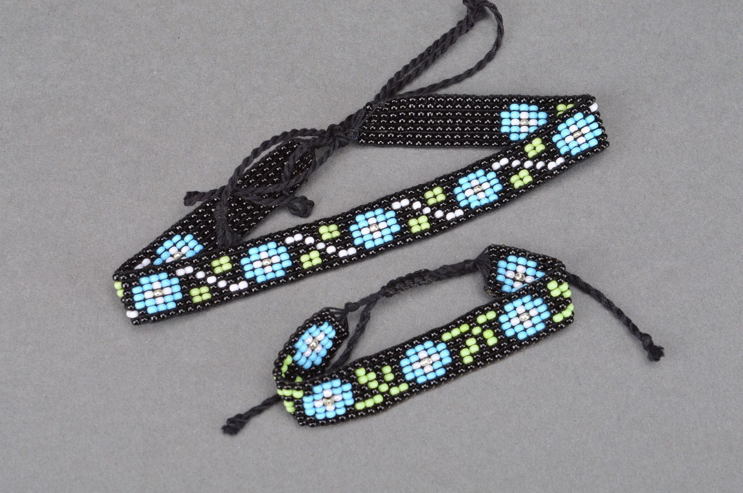 Conjunto de adornos artesanales collar y pulsera de abalorios checos con cordones negros foto 5