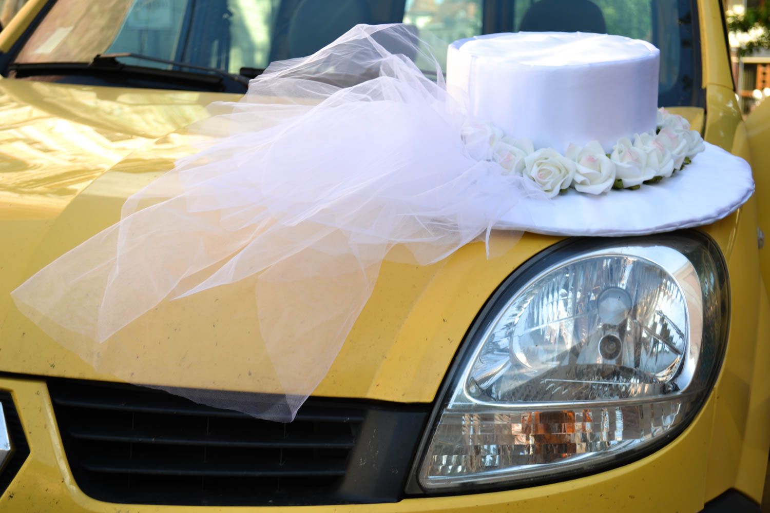 Шляпа на машину белая ручной работы оформление свадьбы все для свадьбы фото 1