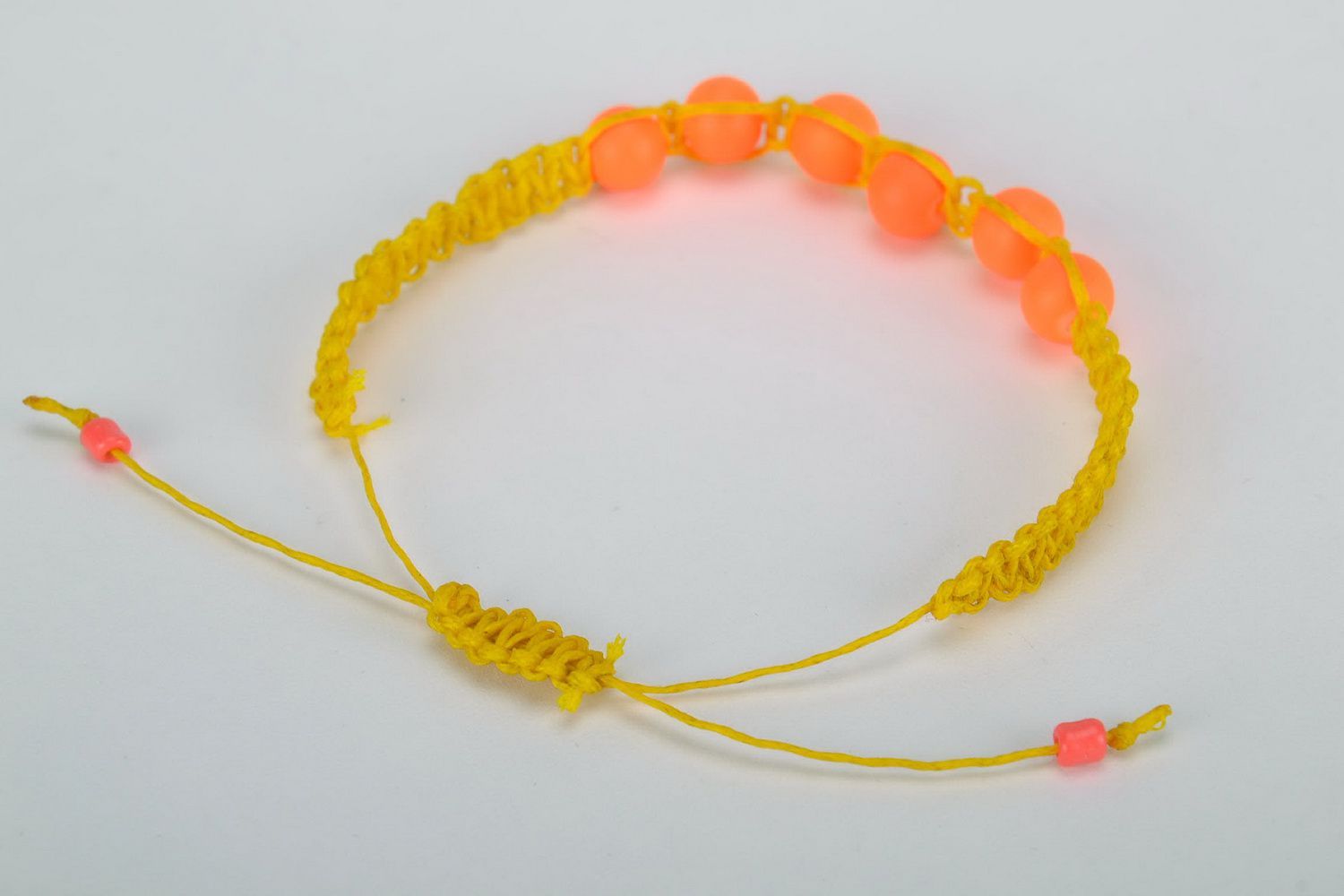 Handgemachtes oranges Armband aus plastischen Perlen foto 2