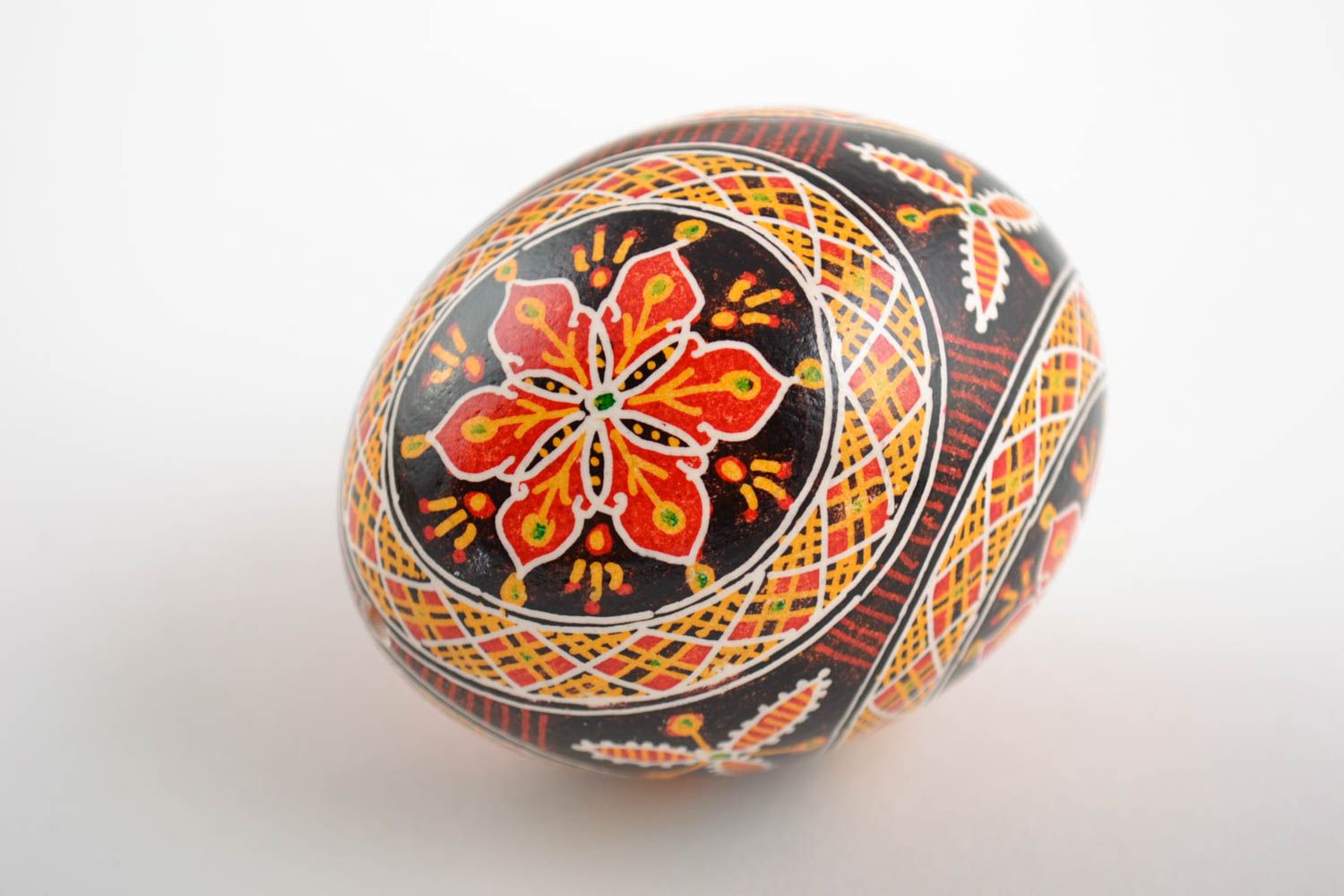 Huevo de Pascua hecho a mano pintado con acrílicos con ornamento rico foto 4