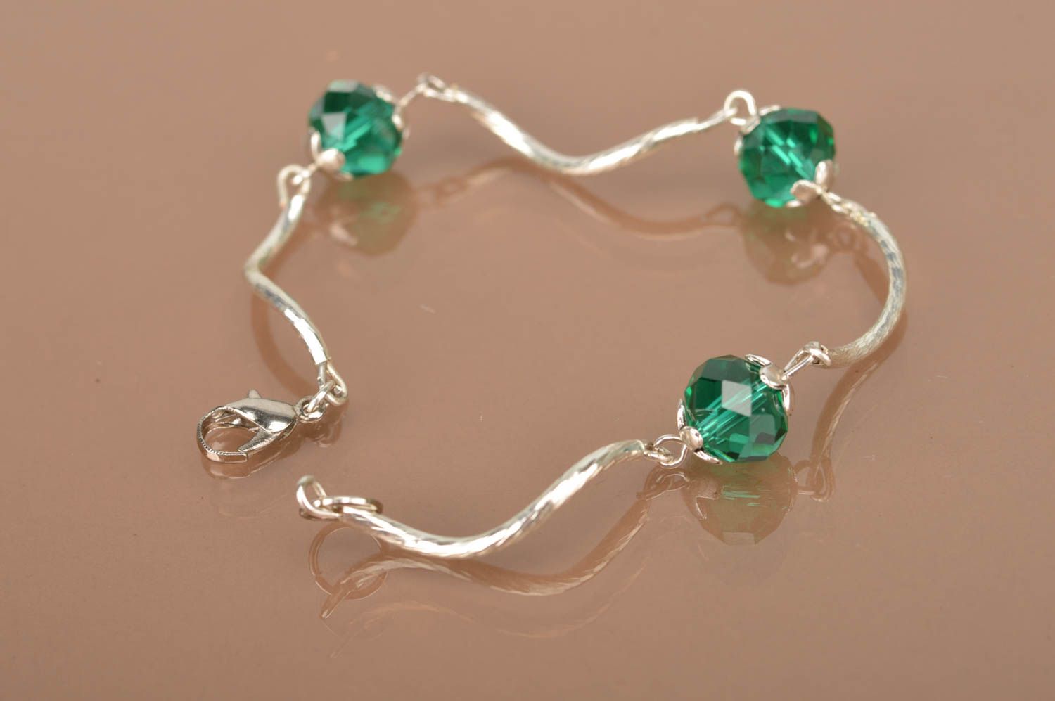 Bracelet en métal avec perles de cristal à facettes vertes fin fait main élégant photo 4