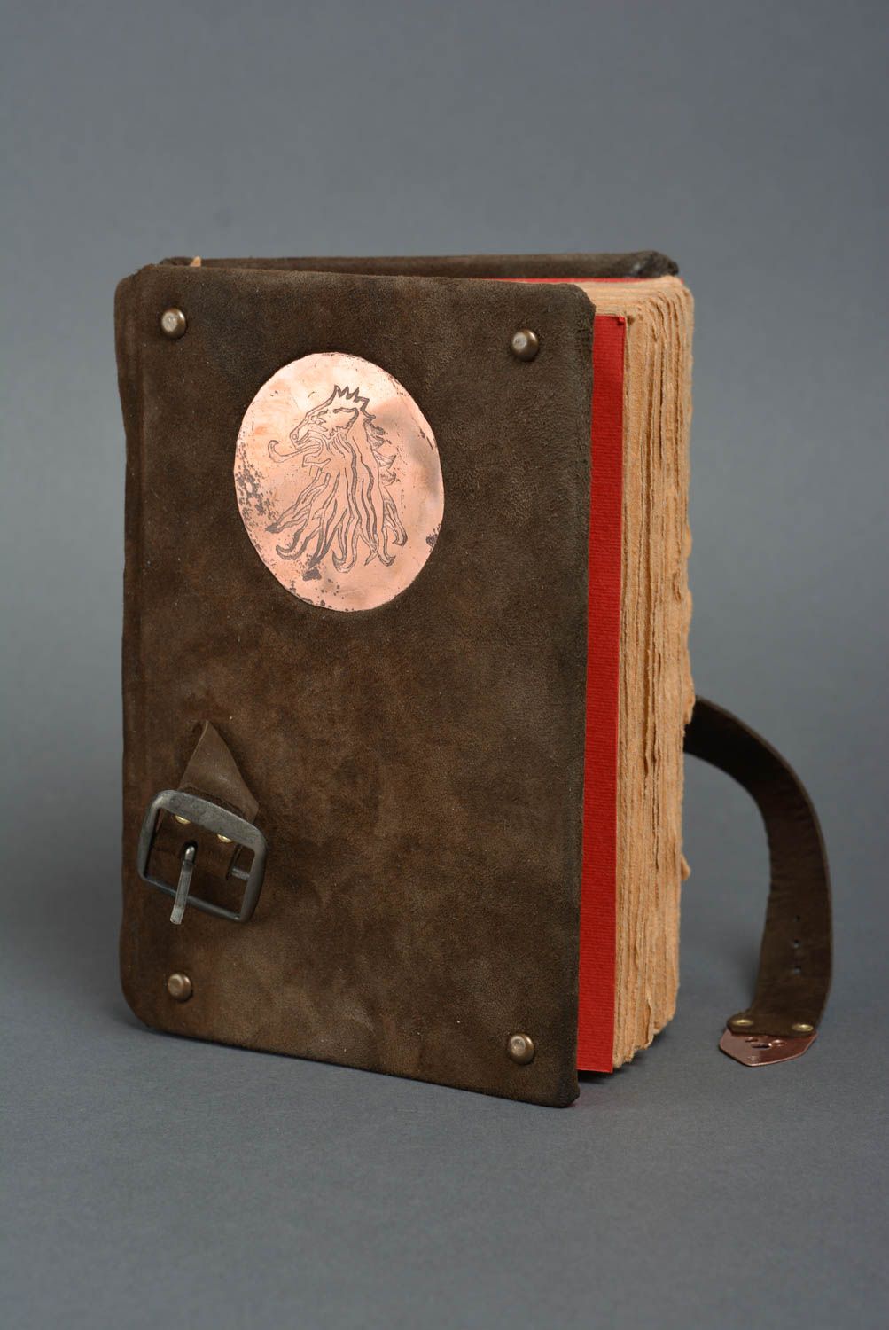 Brauner handgemachter Notizblock mit Riemen in Form vom mittelalterlichen Buch foto 3