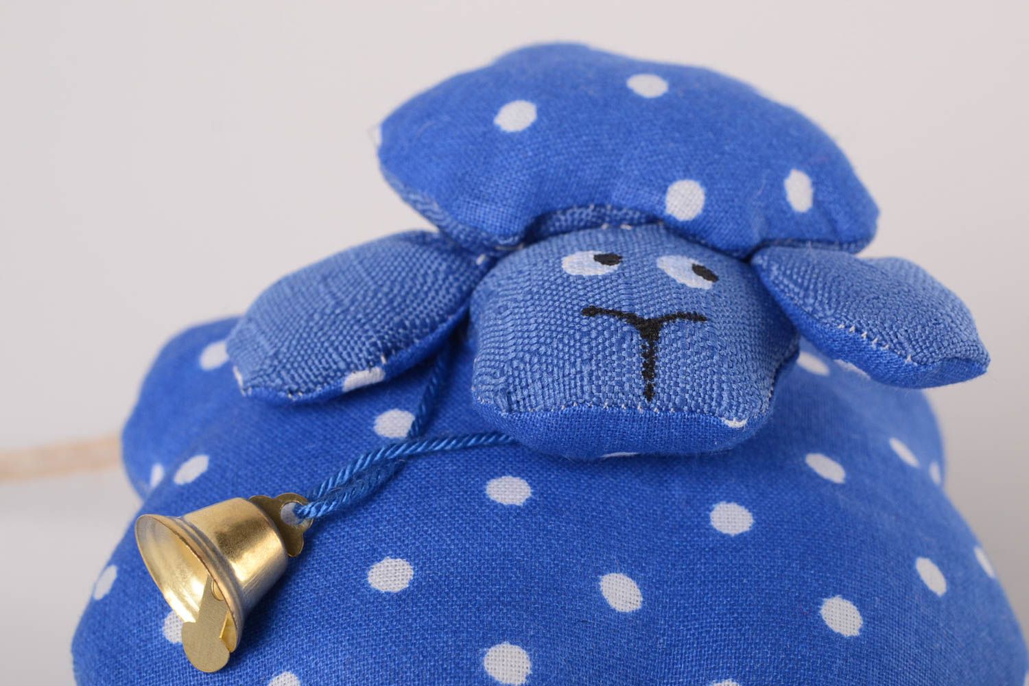 Peluche brebis faite main Jouet enfant Cadeau original bleu à pois coton photo 4