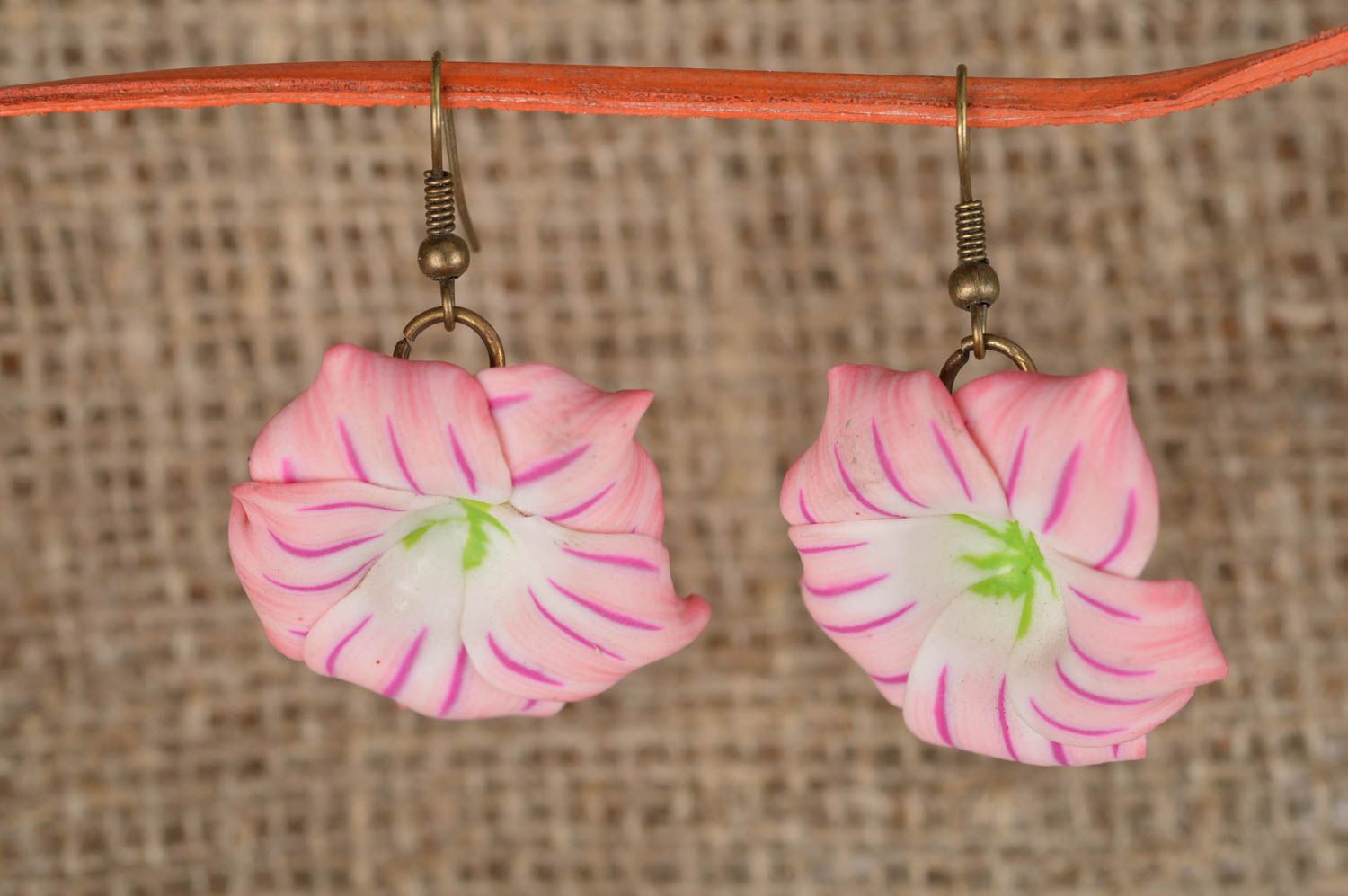 Kleine schöne rosafarbige handgemachte Ohrringe aus Polymerton mit Blumen foto 1