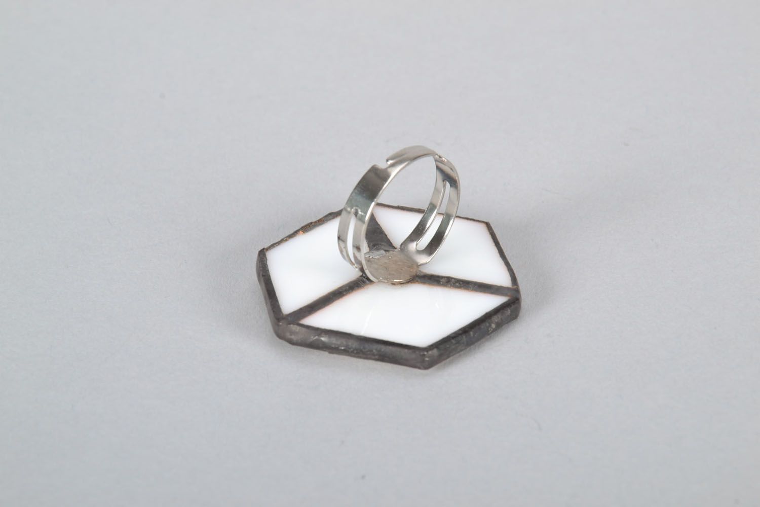 Кольцо женское белое из металла и витражного стекла на руку фото 4