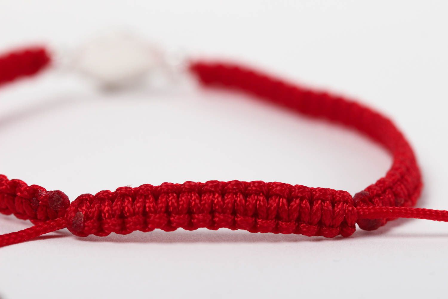 Bracelet rouge tressé Bijou fait main avec rose métallique Cadeau pour femme photo 4