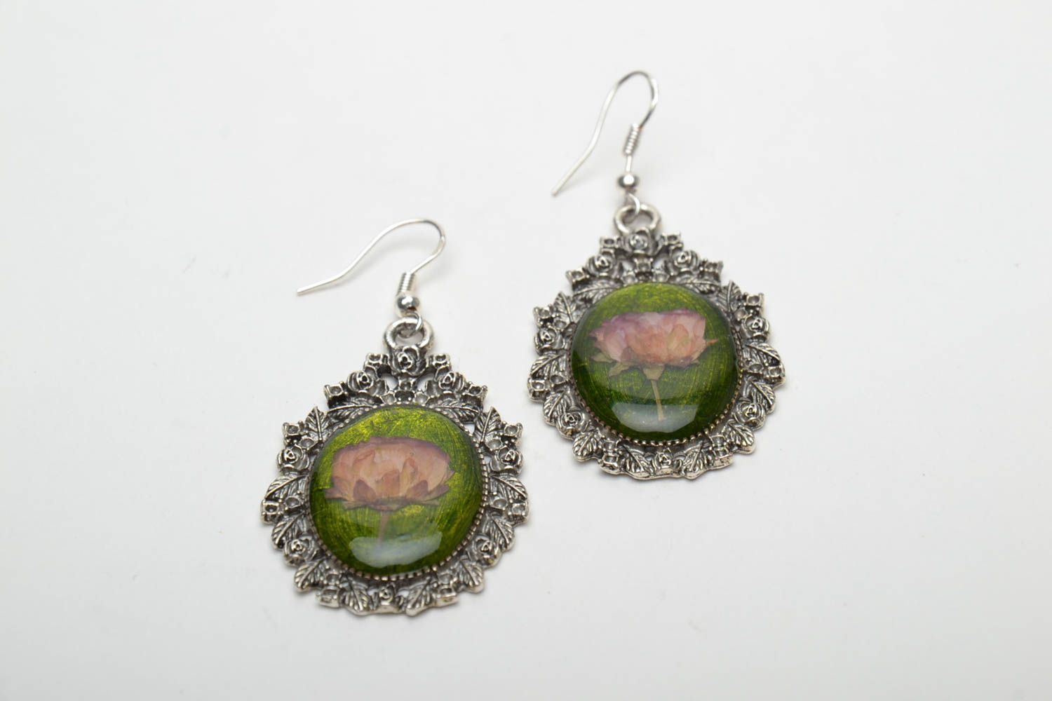 Vintage dangle earrings with natural flowers and epoxy resin photo 3