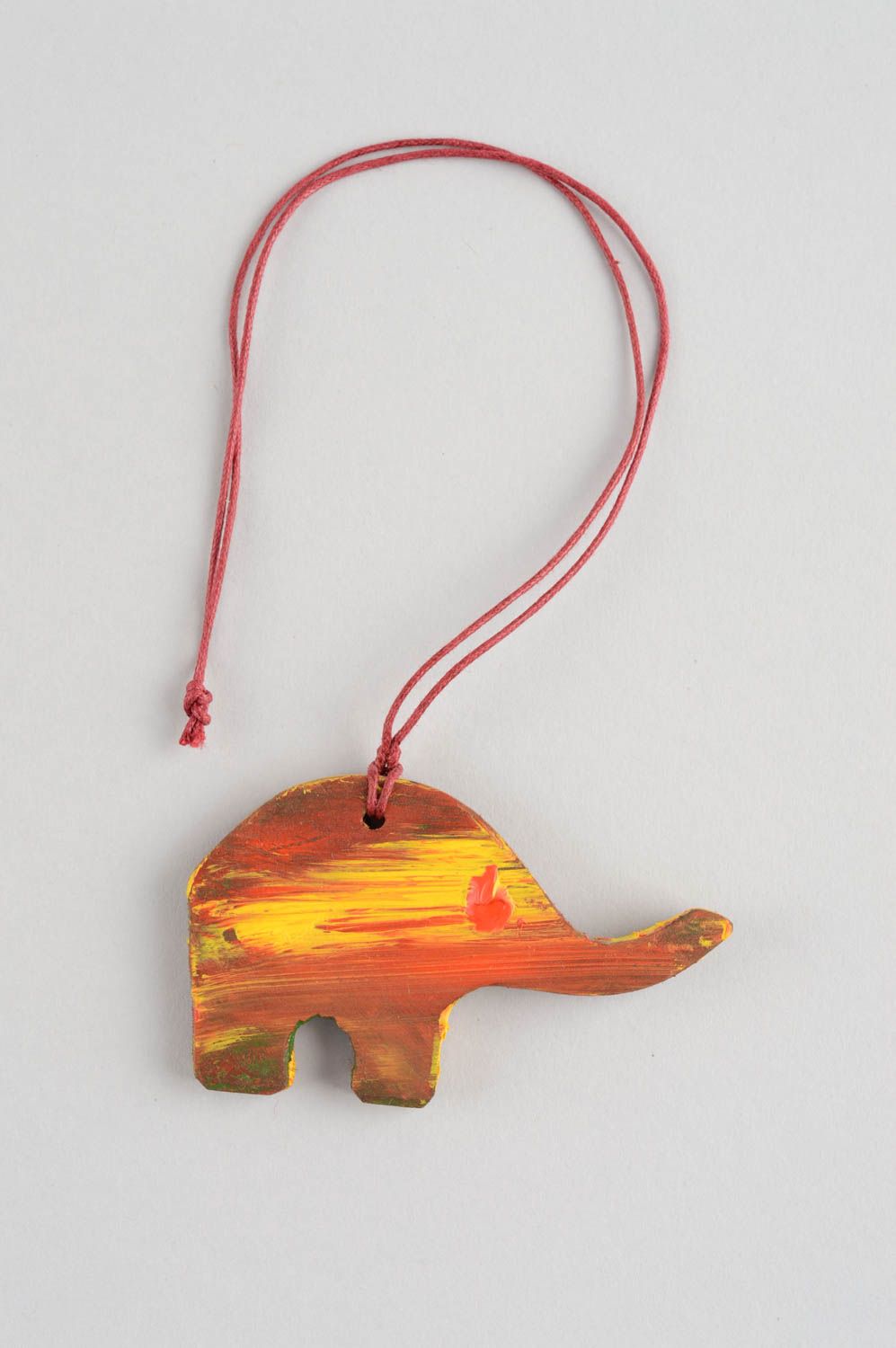 Pingente de madeira na forma de um elefante pintado com tintas acrílicas foto 2