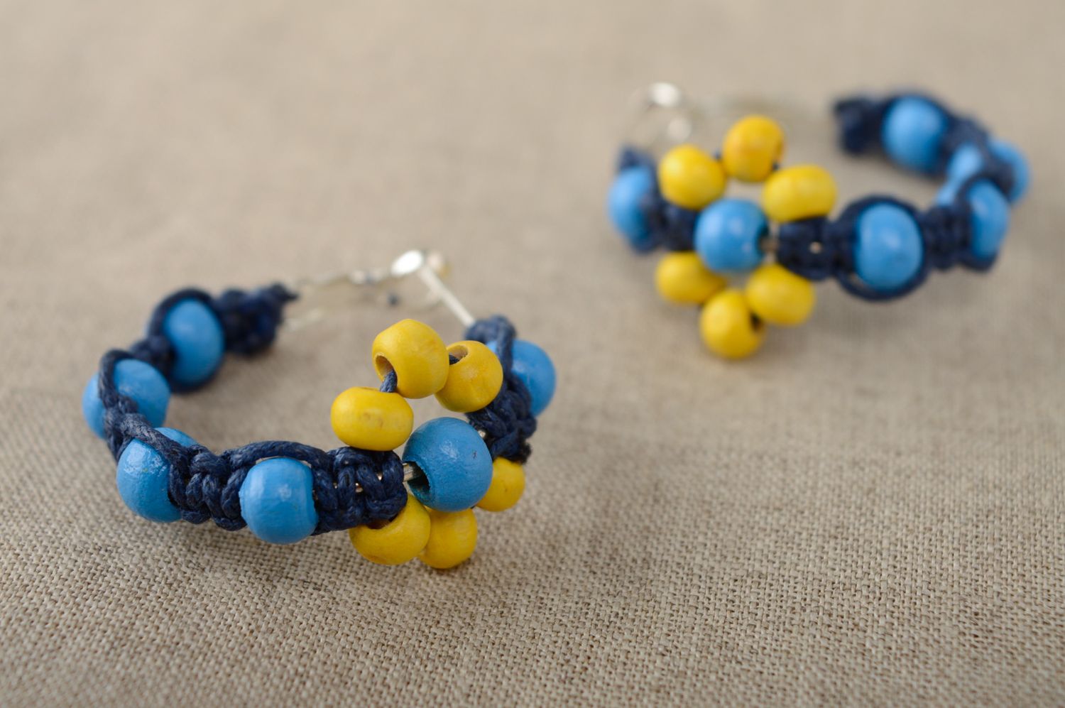 Boucles d'oreilles artisanales de lacets cirés et perles en bois bleu jaune photo 2