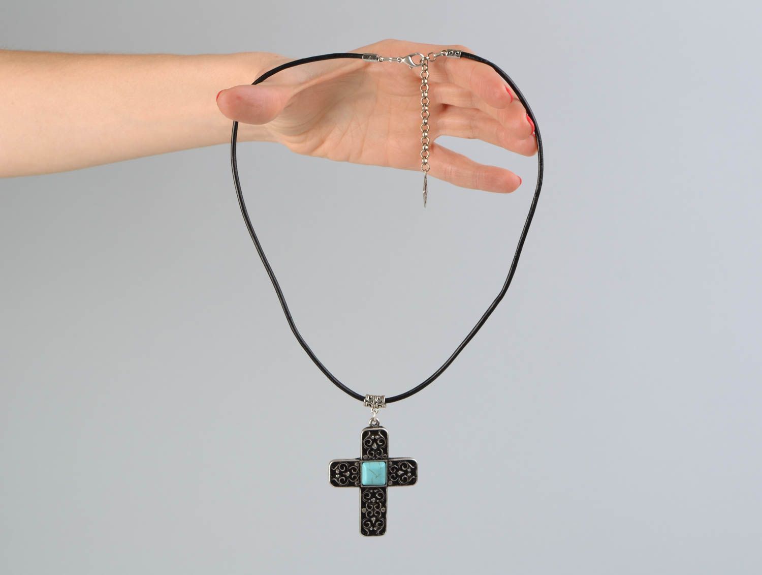 Beau collier en métal avec pierre naturelle en forme de croix byzantine photo 2