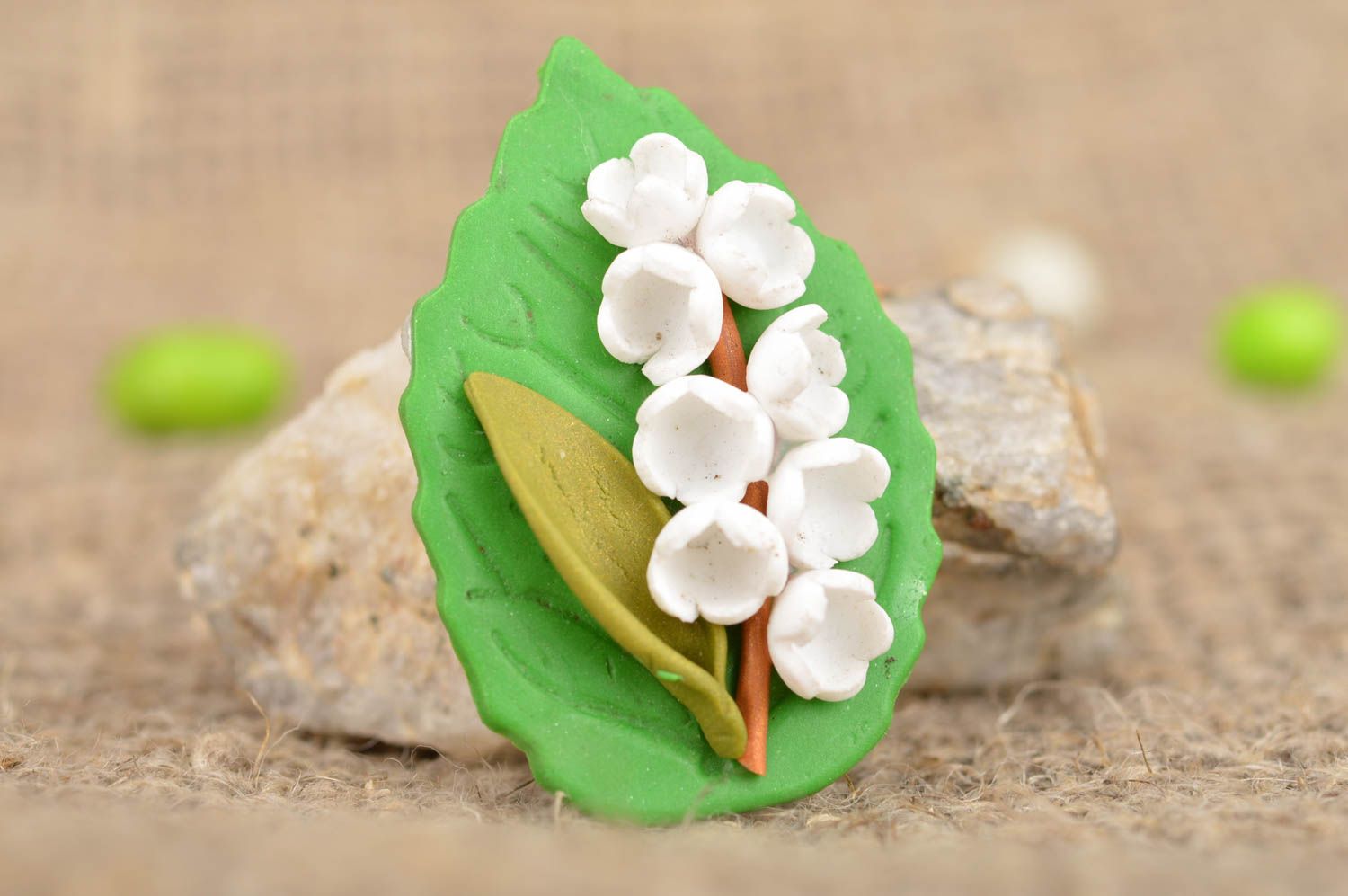 Kleine hanfgemachte Blumen Brosche aus Polymerton Grüner Blatt mit Maiglöckchen foto 1
