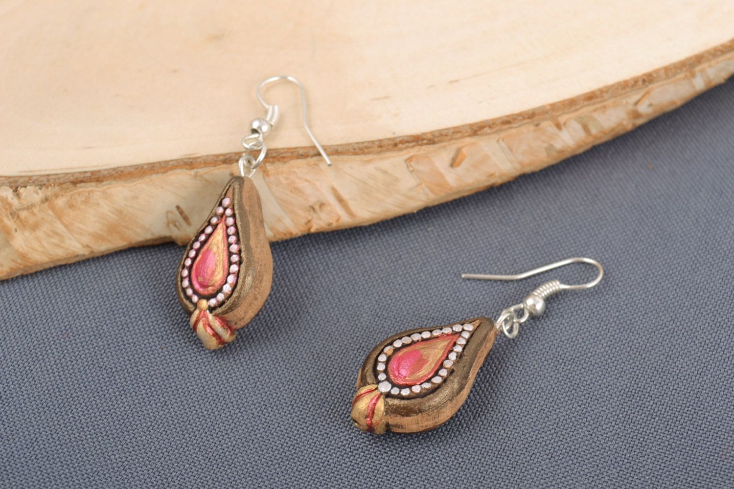 Handmade small festive drop-shaped ceramic earrings painted with ornaments photo 1