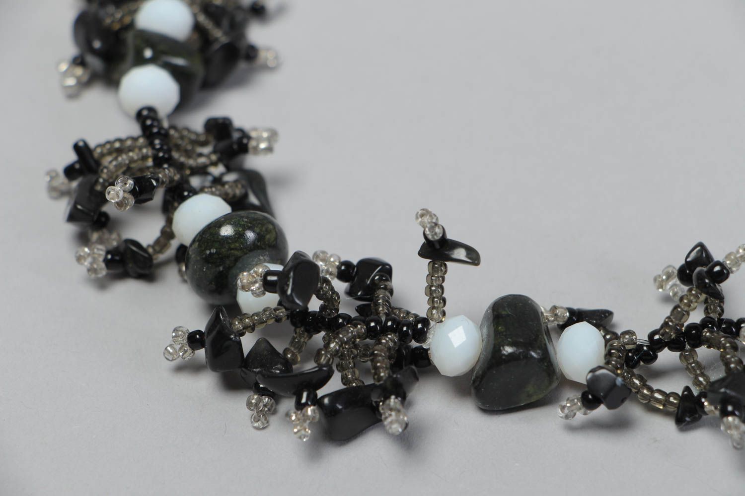 Collier perles de rocaille Bijou fait main fantaisie gris noir Accessoire femme photo 4